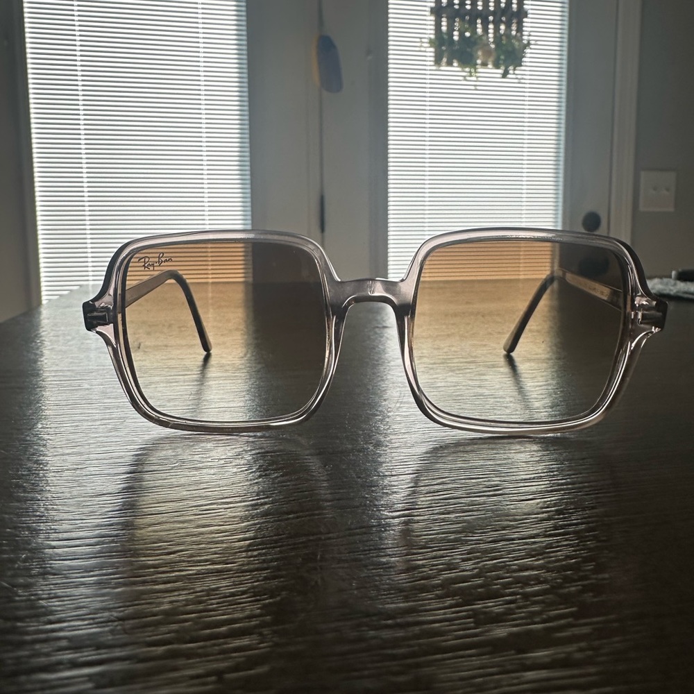 Ray Ban women’s sunglasses. Only worn a handful of times. Excellent condition!